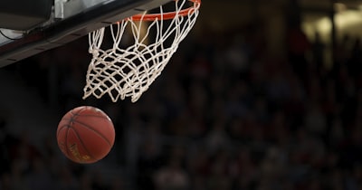 NBA常规赛，洛杉矶湖人客场挑战金州勇士，库里三分线外持球突破，球馆蓝色灯光闪耀